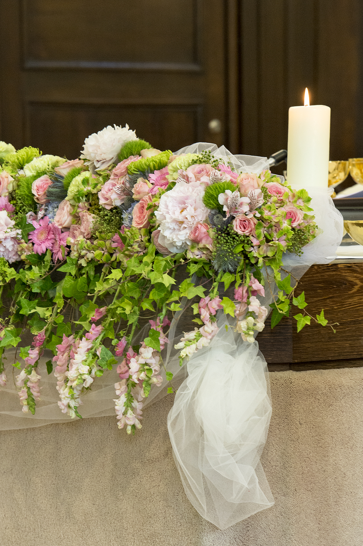 Altaarstuk met roze en groene bloemen en tule