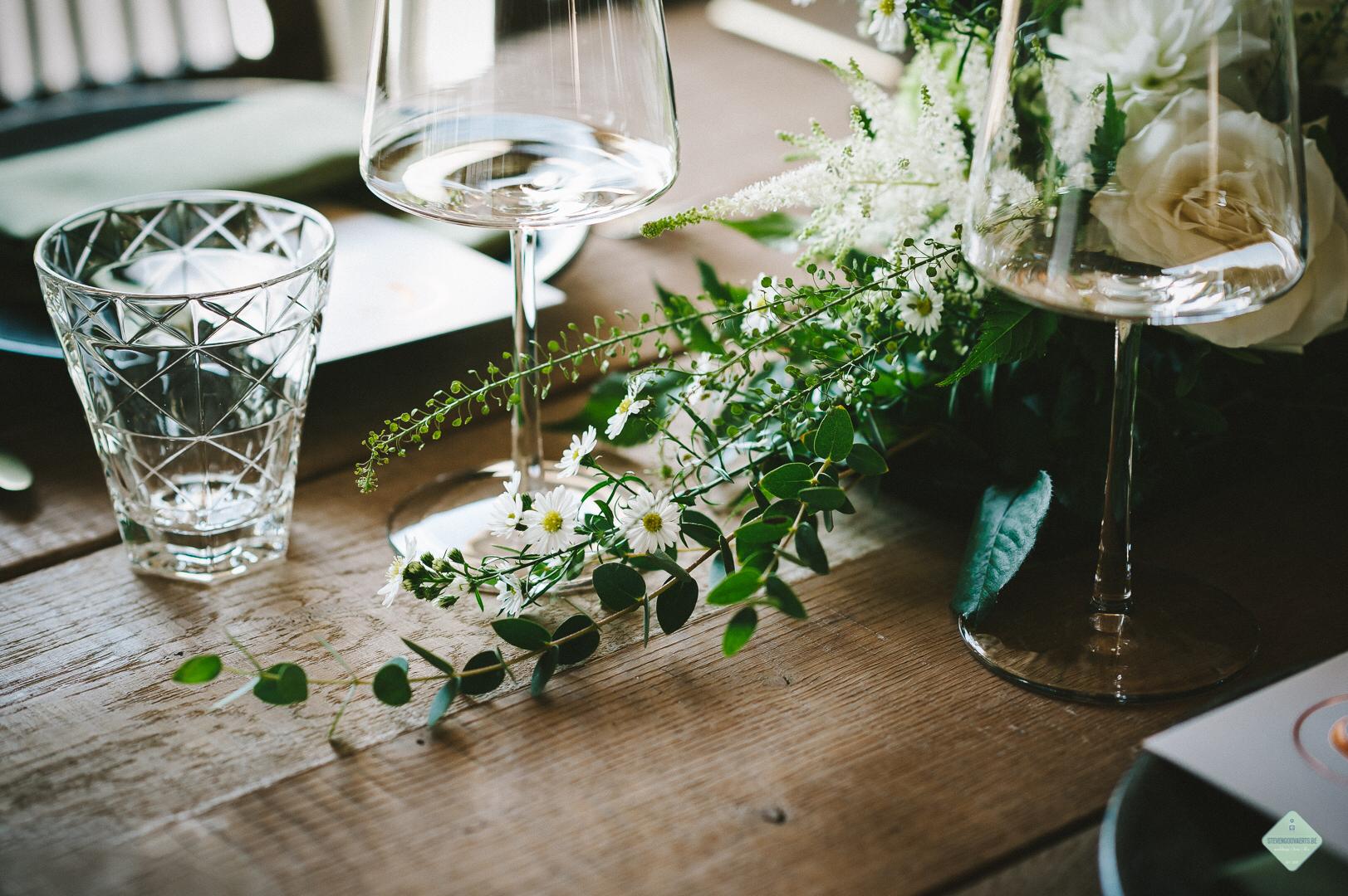 Witte tafelstyling met eucalyptus en madeliefjes