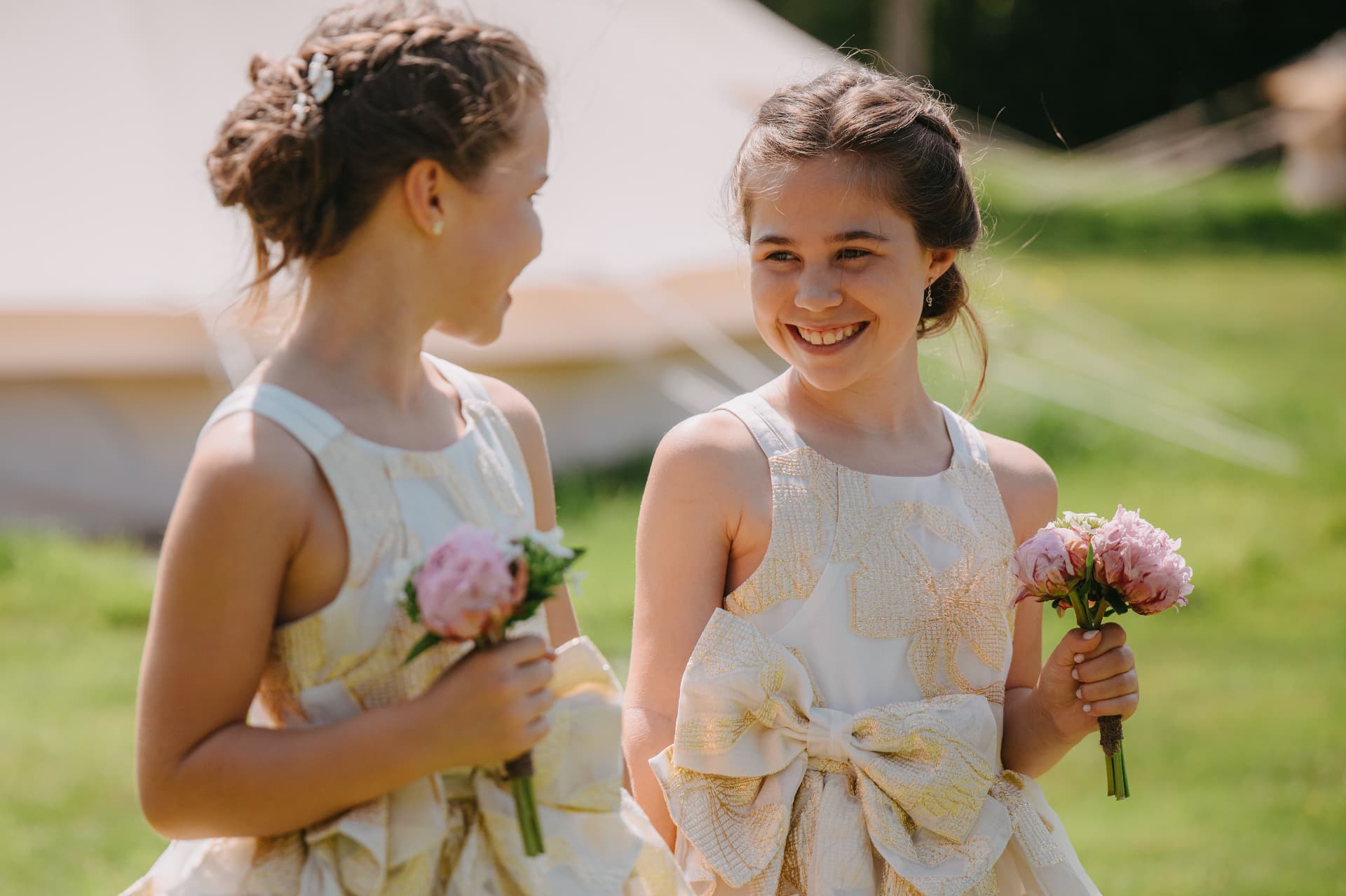 Bruidsmeisjes met kleine roze pioenboeketjes