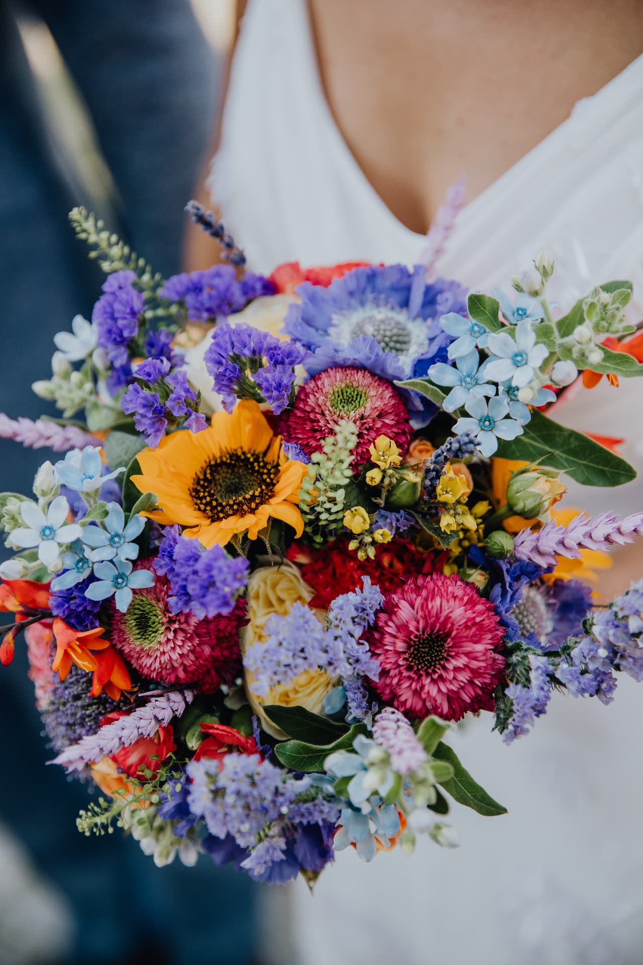 Kleurrijk bruidsboeket met zonnebloemen en veldbloemen
