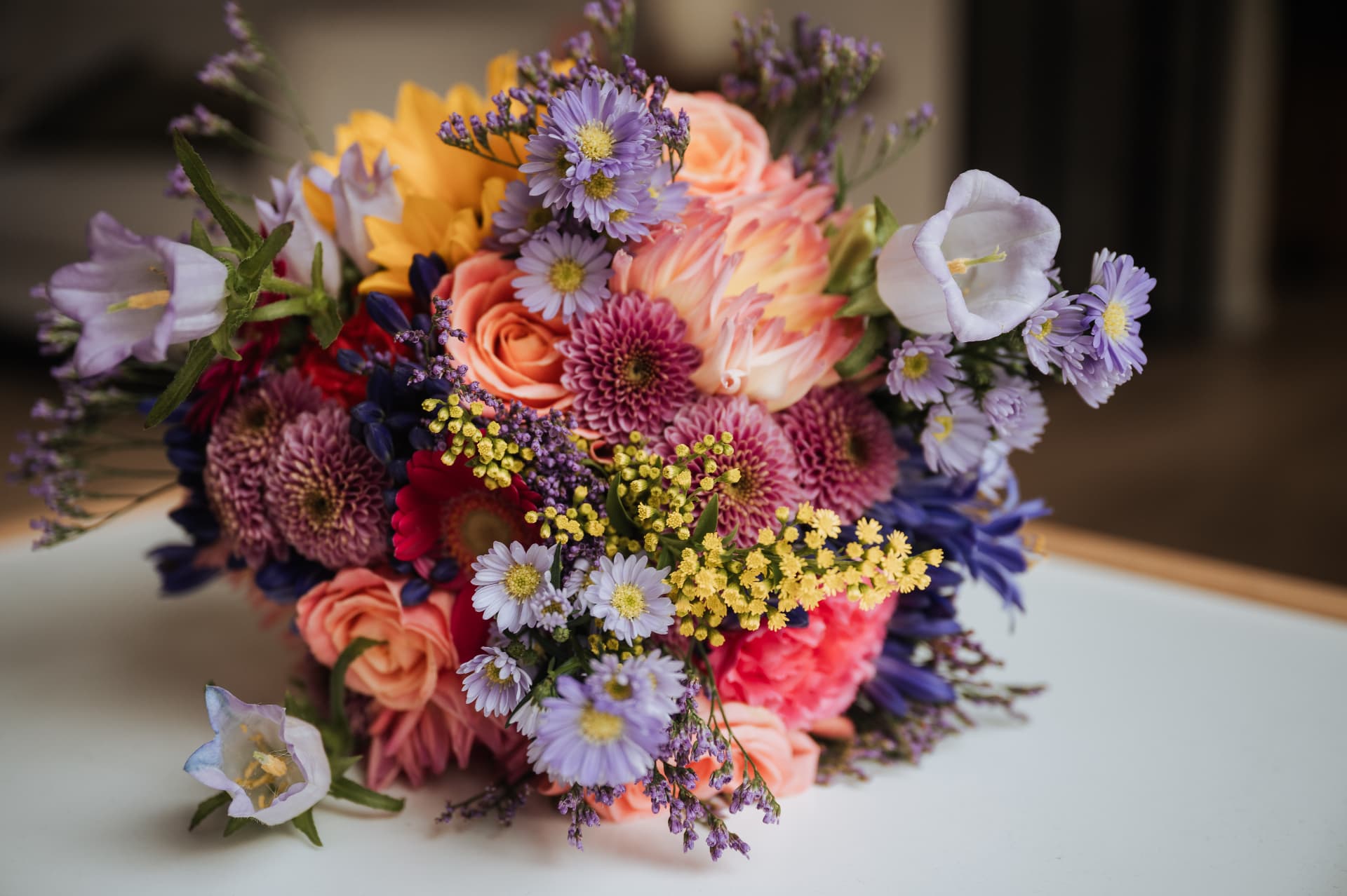 Kleurrijk boeket met dahlia's en asters