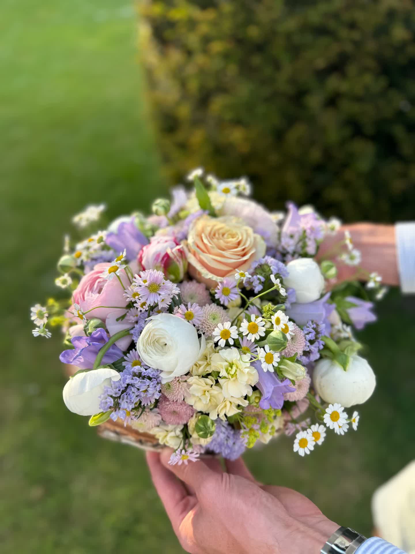 Pastelboeket met ranonkels, kamille en klokjesbloemen