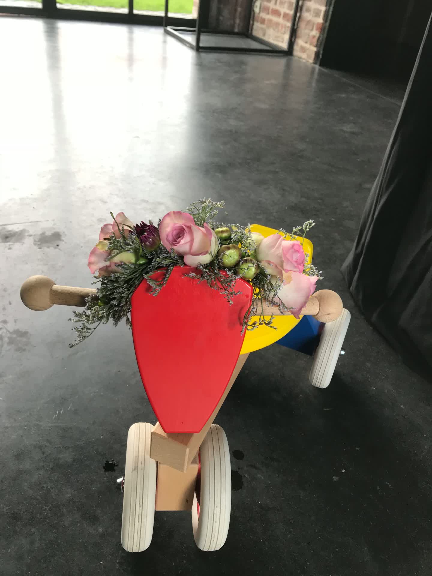Houten loopfietsje versierd met roze rozen
