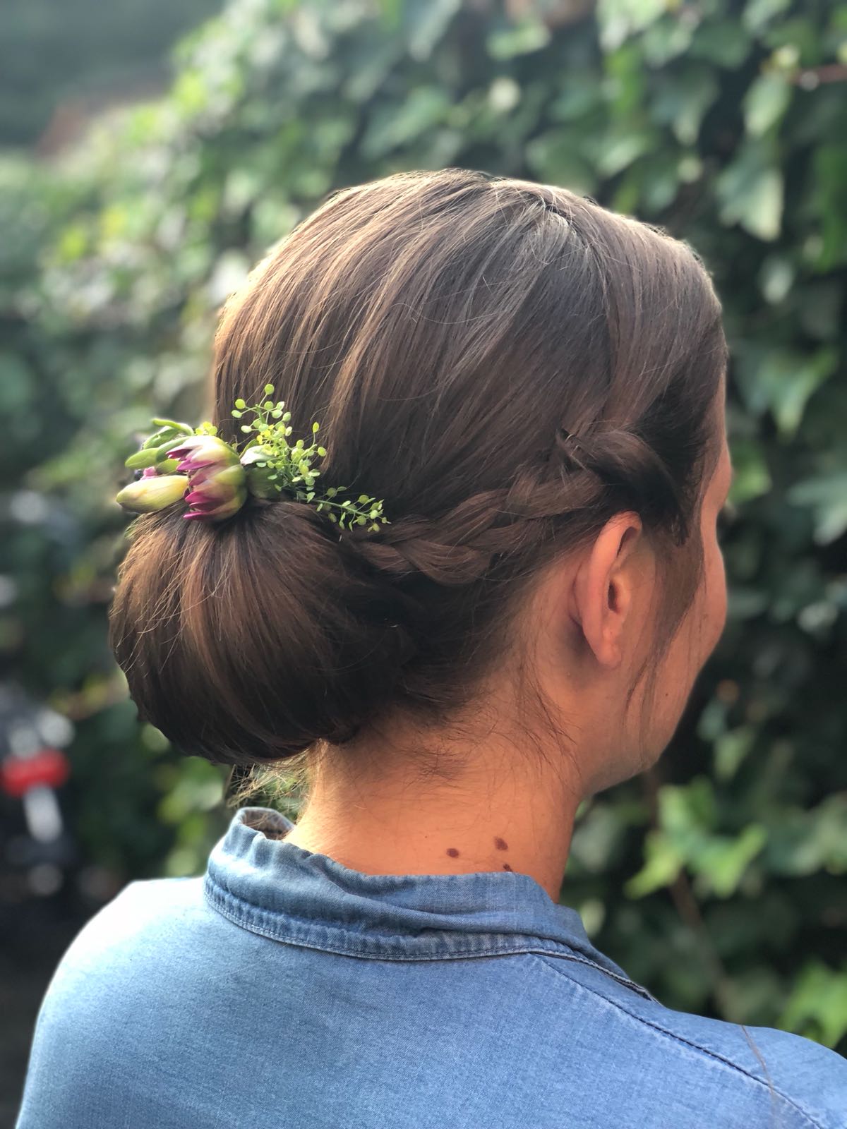 Haarbloemen in een gevlochten knot