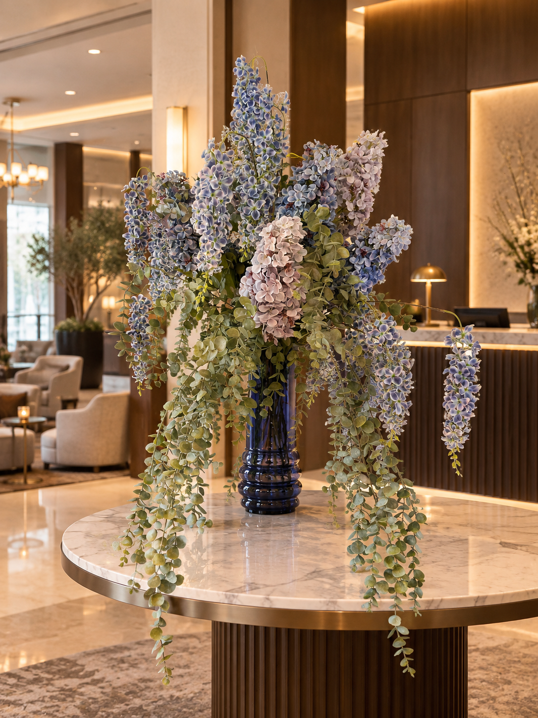 Groot zijden bloemenarrangement als statement piece in een hotellobby