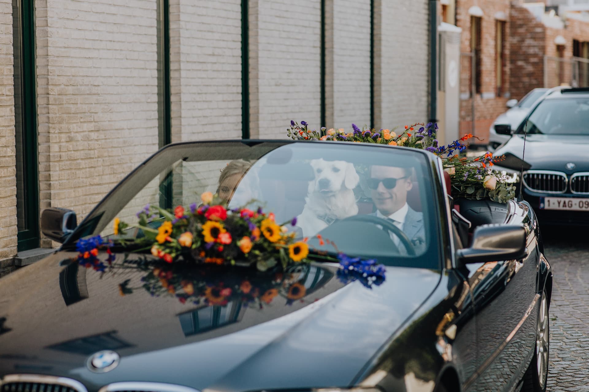 Trouwauto versierd met kleurrijke bloemen
